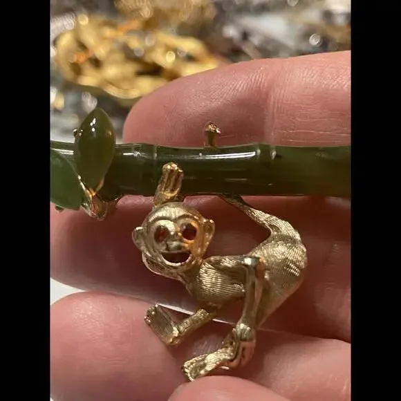 Swoboda Signed Brooch/Pin Monkey Vintage Gold Tone Nephrite Jade W/ Red Eyes - Picture 2 of 5